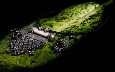 Collier tribal