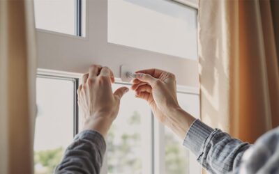 Fixer des rideaux sur une fenêtre PVC : les méthodes sans perçage à privilégier