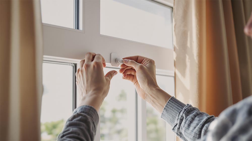 Fixer des rideaux sur une fenêtre PVC : les méthodes sans perçage à privilégier
