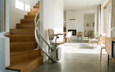 Monte-escalier moderne sur un escalier tournant, maison lumineuse