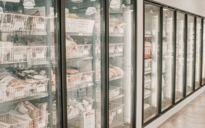 Viandes surgelées rangées dans un meuble frigorifique de commerce à portes vitrées