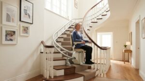 Monte-escalier moderne sur un escalier tournant, maison lumineuse