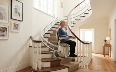 Monte-escalier moderne sur un escalier tournant, maison lumineuse