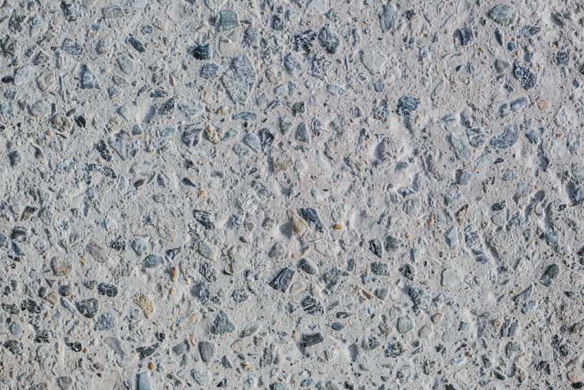 Béton lavé sous la pluie : pourquoi les granulats se déchaussent Béton lavé sous la pluie : pourquoi les granulats se déchaussent
