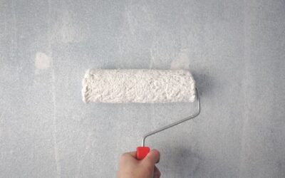 Artisan peintre à Philondenx appliquant de la peinture blanche au rouleau sur un mur