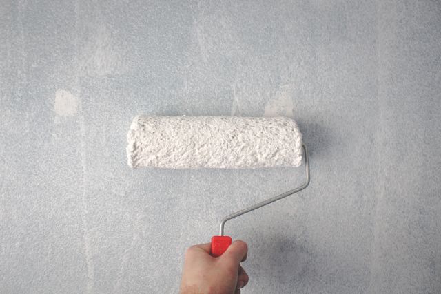 Artisan peintre à Philondenx appliquant de la peinture blanche au rouleau sur un mur