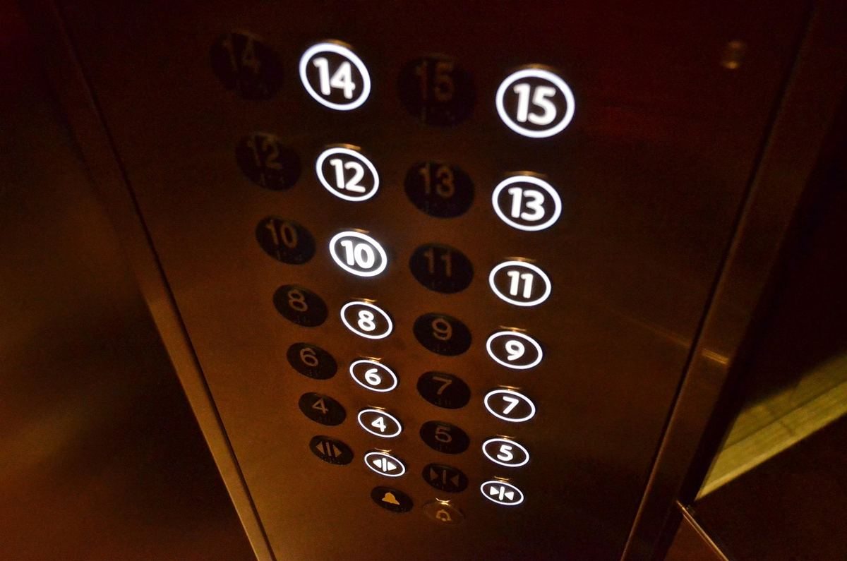 Panneau de commande d'un ascenseur moderne Panneau de commande d'un ascenseur moderne