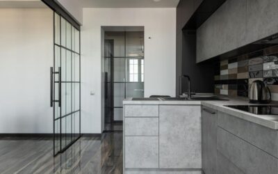 Cuisine moderne avec îlot central et porte coulissante vitrée